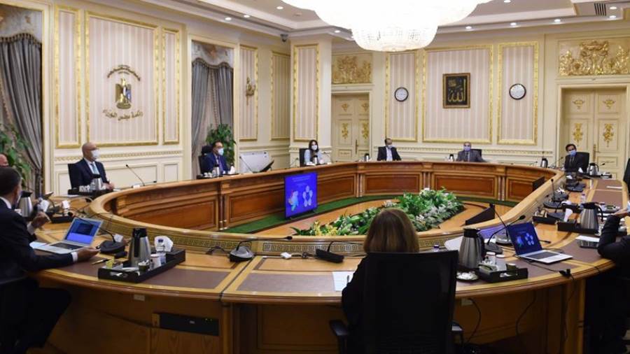 رئيس الوزراء يتابع المشروع القومي لرصف الطرق المحلية داخل ال