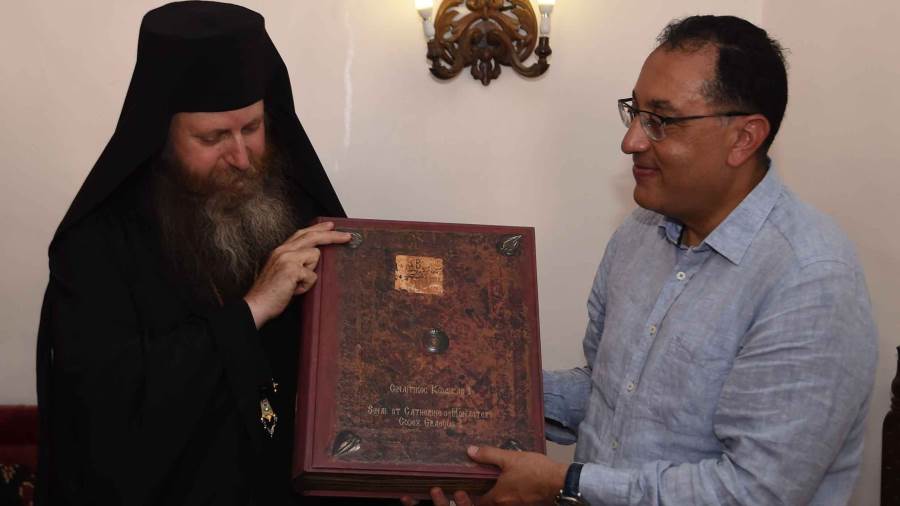 رئيس الوزراء يتسلم من الأب ميخائيل وسام الدير من الطبقة الأو