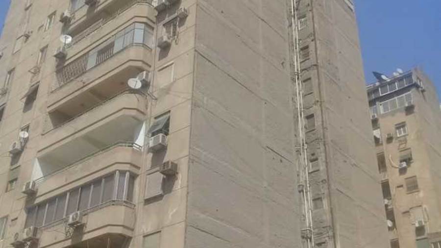 ساكنة بعقار مجاور لعمارة الزمالك: طلعنا بملابسنا فقط ولا يوج
