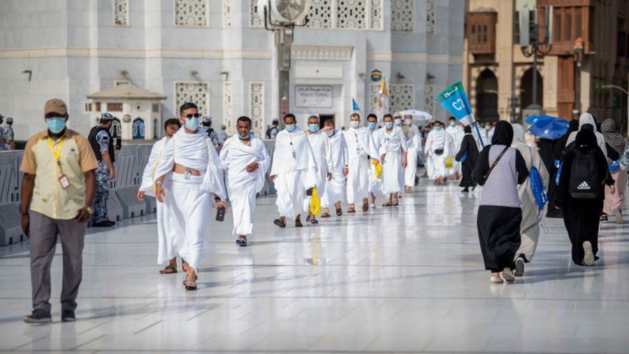 الحجاج يؤدون مناسكهم وسط إجراءات غير مسبوقة في ظل كورونا الحجاج يؤدون مناسكهم وسط إجراءات غير مسبوقة في ظل كورونا