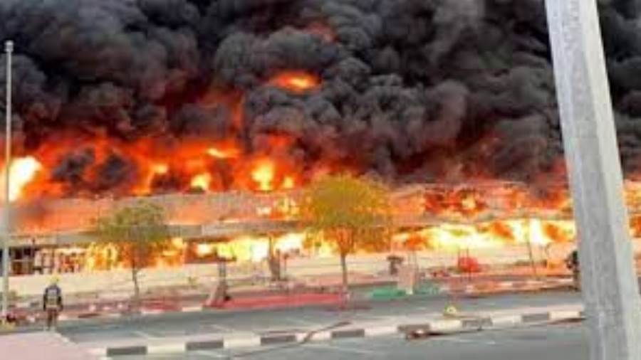 حريق ضخم في سوق شعبية بإمارة عجمان الإماراتية