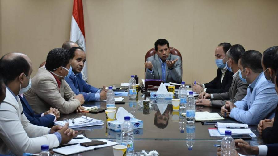 وزير الشباب يبحث مع مساعديه والمعاونين استئناف الأنشطة وفعال