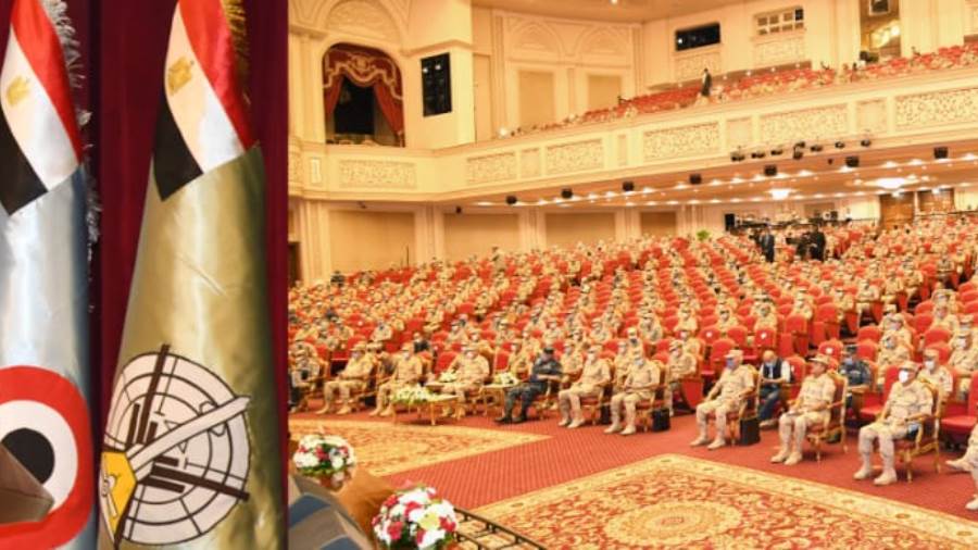 وزير الدفاع والإنتاج الحربى يلتقى عددا من الضباط المعينين لت