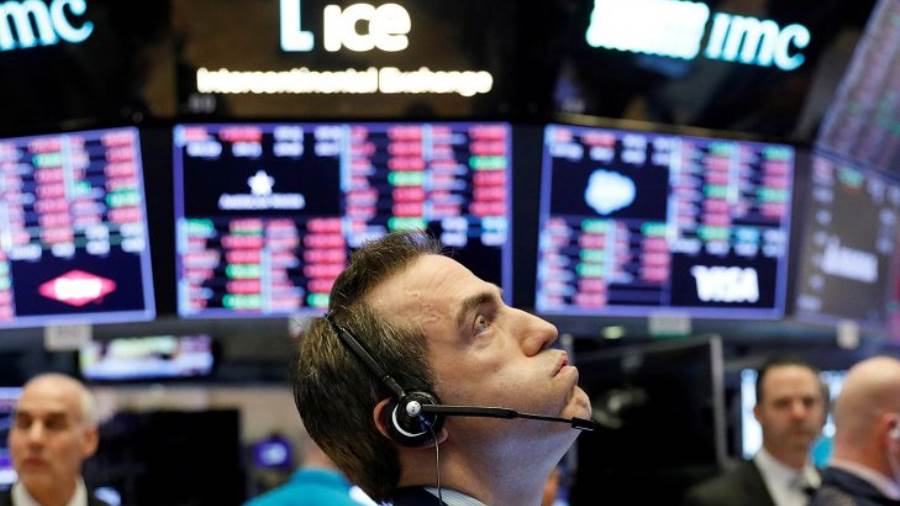 وول ستريت تغلق على تراجع بعد إشارة الاحتياطي الاتحادي إلى تع