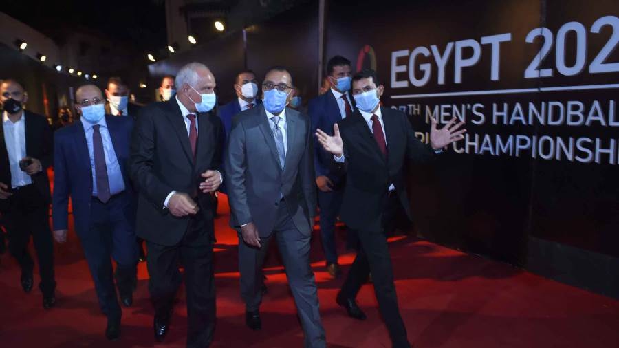 رئيس الوزراء ينقل تحيات الرئيس للمشاركين فى الحفل والمتابعين