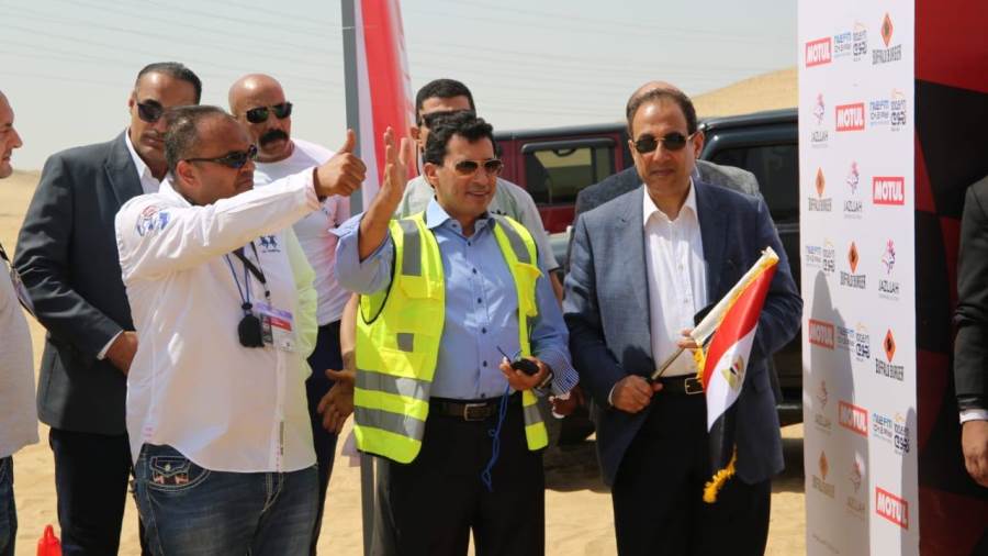وزير الشباب والرياضة يطلق شارة البدء لرالي مصر للدراجات النا