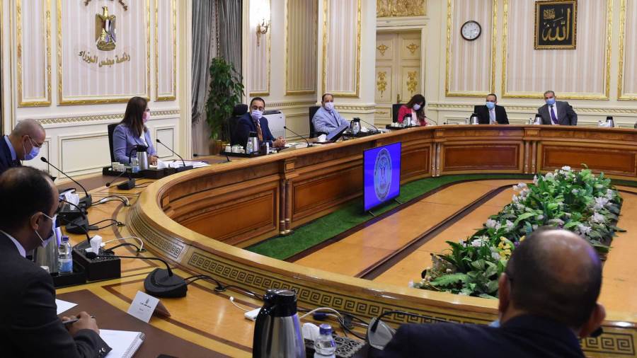 رئيس الوزراء يناقش خطة الحكومة لتطوير المدن القائمة في المحا