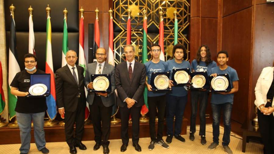 وزير الاتصالات يكرمالفريق المصري الفائز بـ 4 ميداليات دولية 
