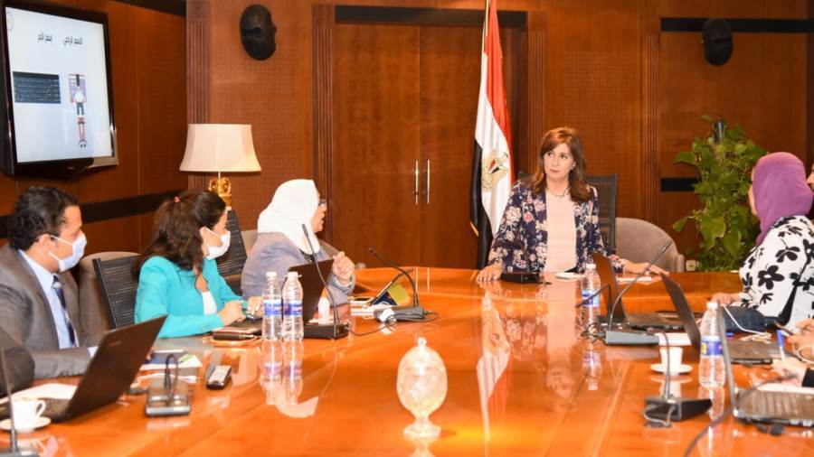 وزيرة الهجرة تتابع غرفة عمليات انتخابات مجلس النواب للمصريين