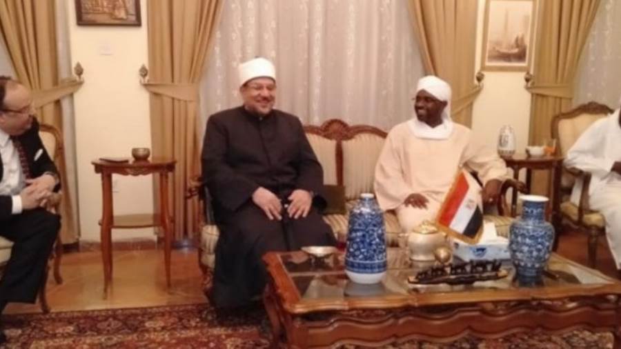 وزير الأوقاف يلتقي نظيره السوداني على عشاء عمل بمنزل السفير وزير الأوقاف يلتقي نظيره السوداني على عشاء عمل بمنزل السفير