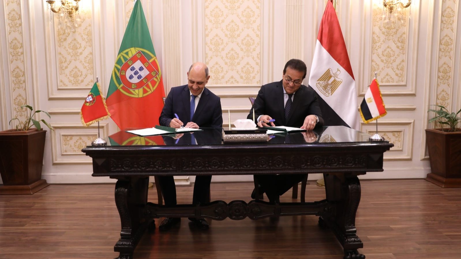 وزير الصحة ونظيره البرتغالي وزير الصحة ونظيره البرتغالي