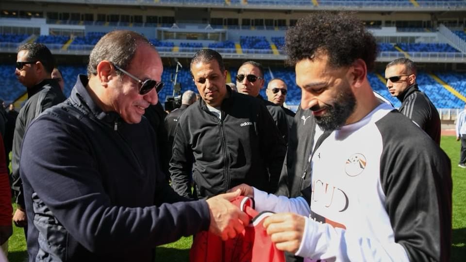 محمد صلاح يهدى قميص منتخب مصر للرئيس السيسى