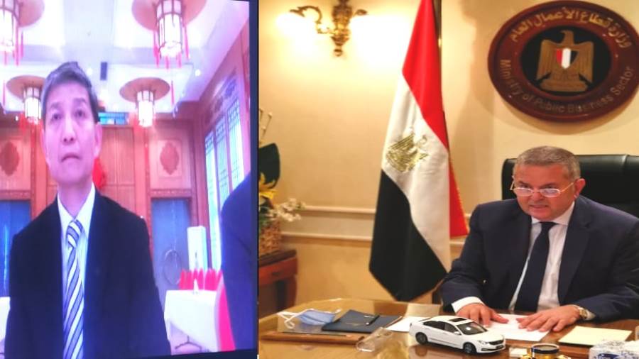 وزير قطاع الأعمال يناقش مسودة لائحة الموارد البشرية مع 4 شرك