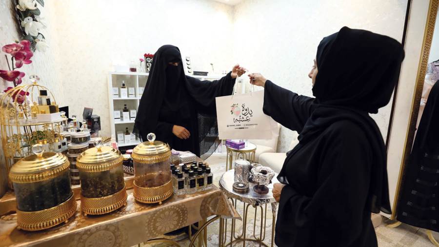 القرية العالمية تستقبل 88 أسرة إماراتية تسوق منتجاتها في جنا