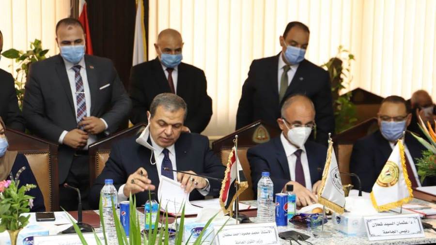 وزير القوى العاملة ورئيس جامعة الزقازيق يوقعان بروتوكولا للت