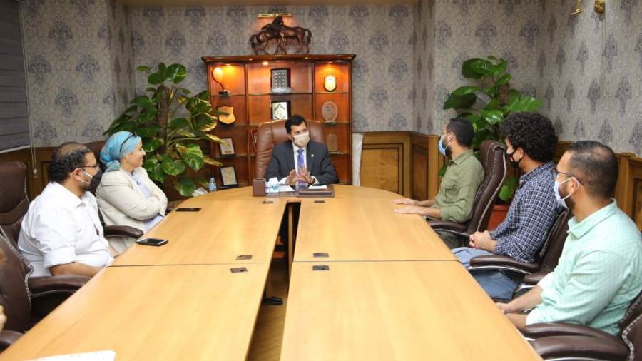 وزير الشباب والرياضة يلتقي شباب مبادرة التوعية بركوب الدراجا