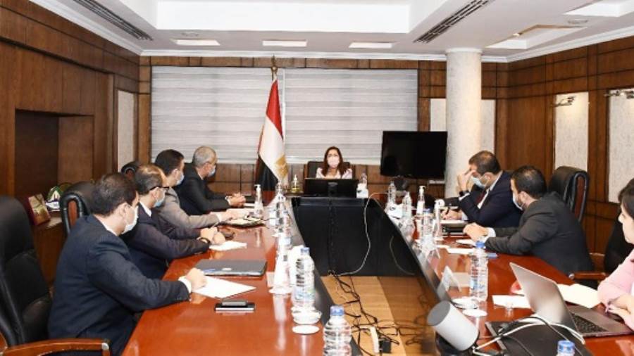 وزيرة التخطيط تبحث مع هيئة الشراء الموحد تطورات مشروع المخاز