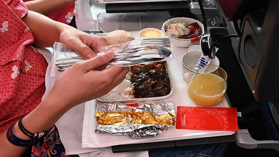 الخطوط السنغافورية تحول طائراتها إلى مطاعم في زمن كورونا