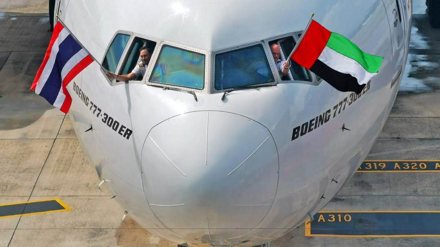 طيران الإمارات تطلب من بعض طياريها الحصول على إجازة غير مدفو
