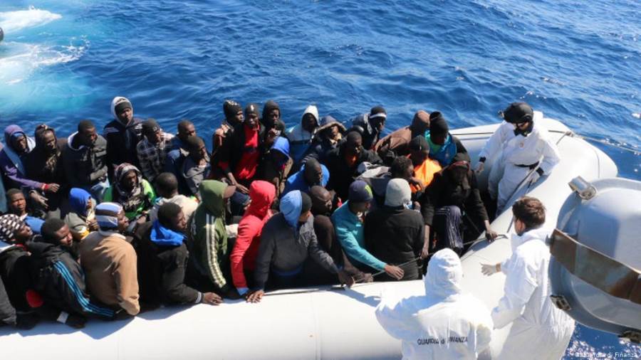 مصرع مائة شخص فى تحطم سفينتين قبالة السواحل الليبية