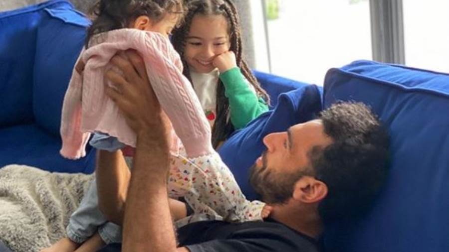 والد محمد صلاح يكشف حقيقة إصابة أسرته بكورونا