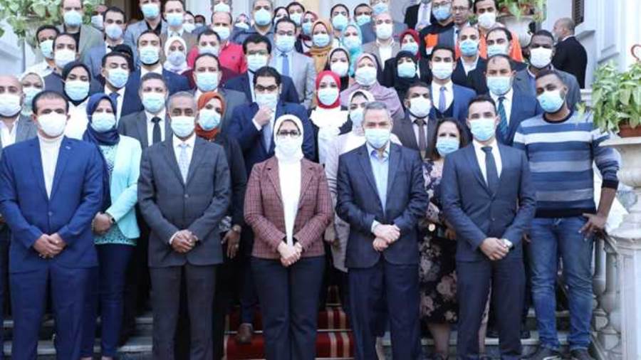 وزيرة الصحة تكرم العاملين بقطاع الطب العلاجي لجهودهم في مواج