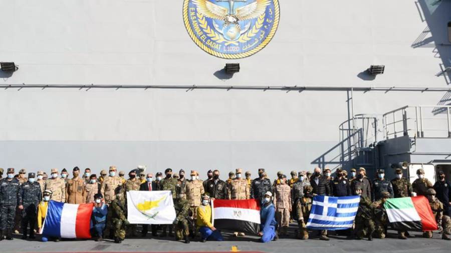 بالفيديو.. القائد العام للقوات المسلحة وزير الدفاع والإنتاج بالفيديو.. القائد العام للقوات المسلحة وزير الدفاع والإنتاج