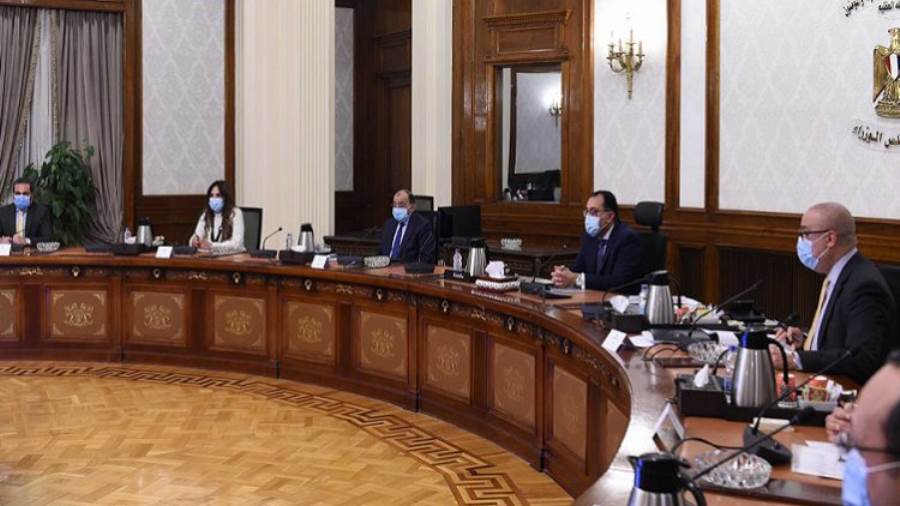 رئيس الوزراء يتابع الخطوات النهائية لوضع الضوابط والاشتراطات