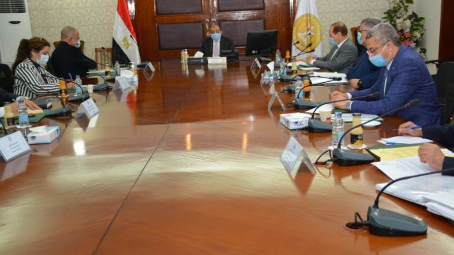 وزير التنمية المحلية يتابع مع رئيس اتحاد الصناعات مستجدات مب