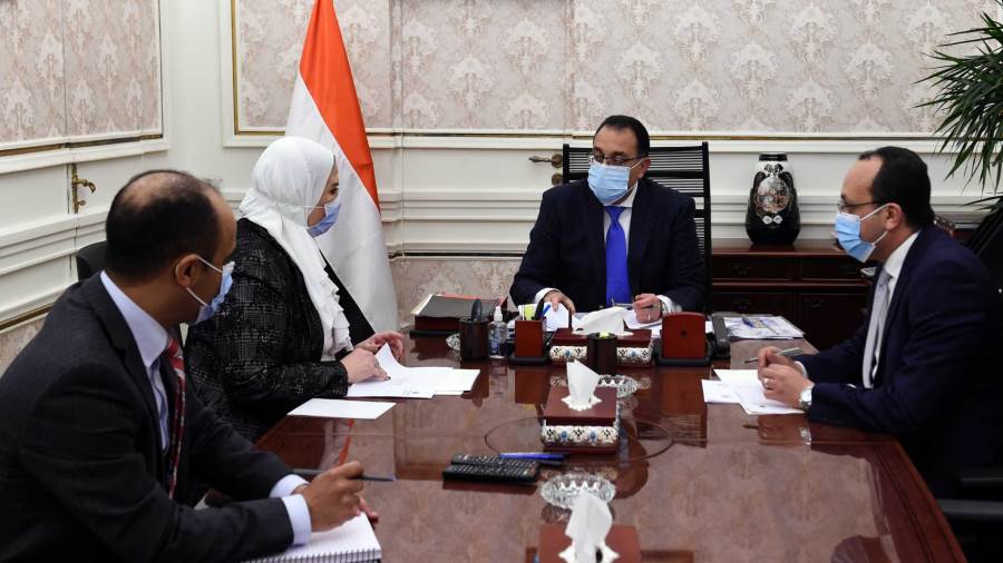 رئيس الوزراء يتابع مع وزيرة التضامن ملفات عمل الوزارة