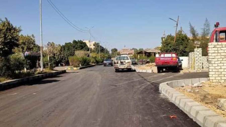 محافظة الجيزة تستكمل رصف طريق قرية منديشة بمركز الواحات بطول