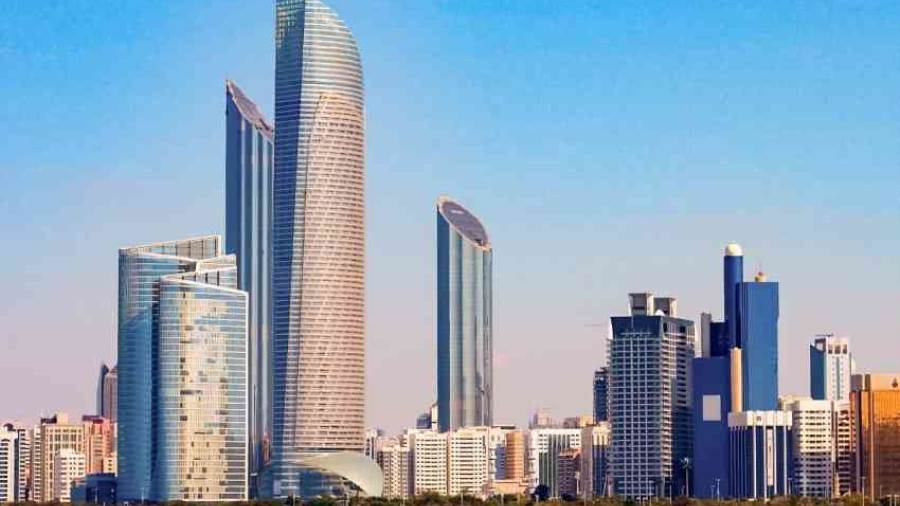 أبوظبي تعفي القادمين من 16 دولة من الحجر الصحي