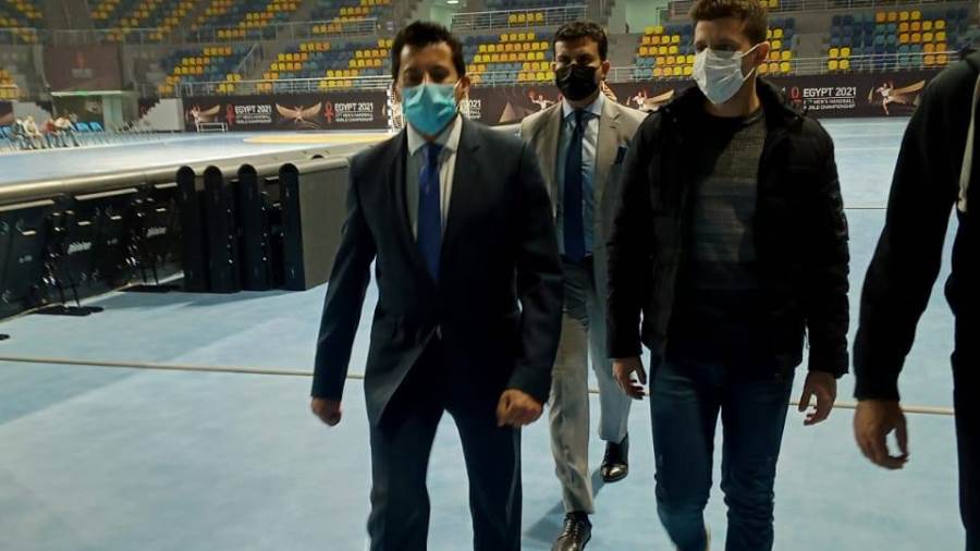 وزير الرياضة يتفقد صالة السادس من اكتوبر استعدادا لبطولة الع