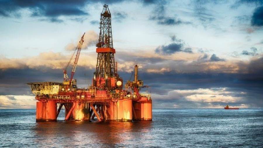النفط يصعد 0.7% أعلى مستوى 56 دولارا والأمريكي 52.7 دولارا النفط يصعد 0.7% أعلى مستوى 56 دولارا والأمريكي 52.7 دولارا