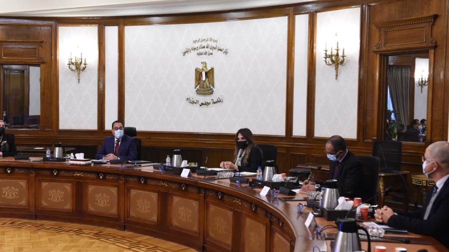 رئيس الوزراء يتابع توفير الاحتياجات والمستلزمات الصناعية لمب