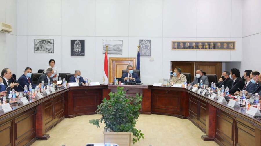 وزير السياحة يستعرض العديد من الموضوعات المهمة بشأن تطورات ا