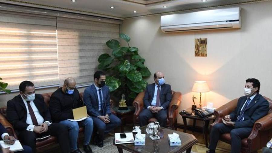 وزير الرياضة يبحث مع اتحاد الجمباز استعدادات استضافة كأس الع