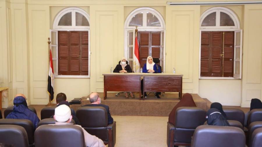 وزيرة التضامن الاجتماعي تسلم صيادات كفر الشيخ شباك وبدل الصي