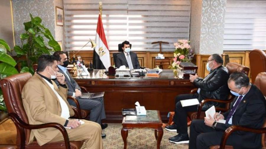 وزير الرياضة يبحث مع الاتحاد المصري للشراع ترتيبات استضافة م