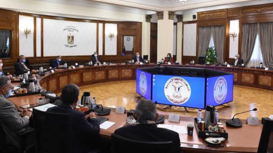 رئيس الوزراء يستعرض مع أعضاء هيئة لجنتي الإسكان والإدارة الم