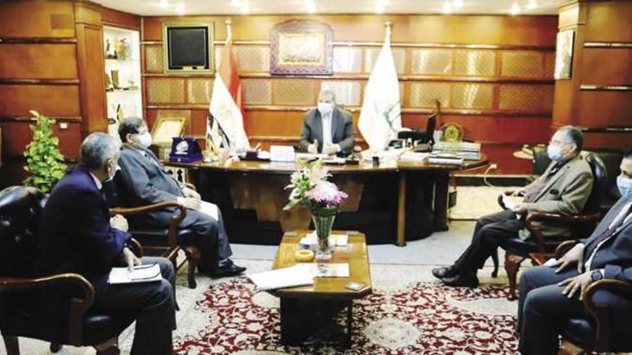 وزير القوى العاملة يتلقى تقريرا عماليا بعد إغلاق الكويت مناف