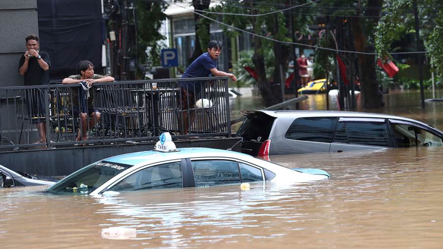 الفيضانات تشرد سكان العاصمة الإندونيسية جاكارتا