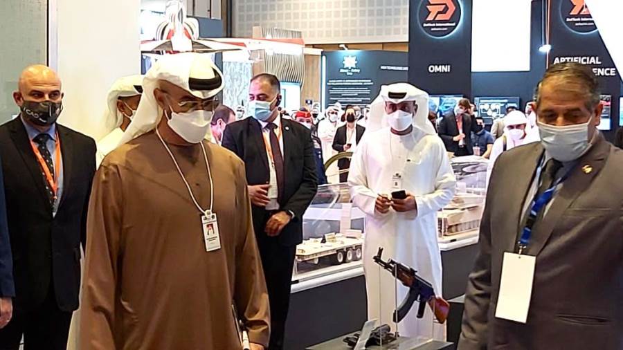 بالصور.. بن زايد يتفقد جناح وزارة الإنتاج الحربي بمعرض 2021 بالصور.. بن زايد يتفقد جناح وزارة الإنتاج الحربي بمعرض 2021