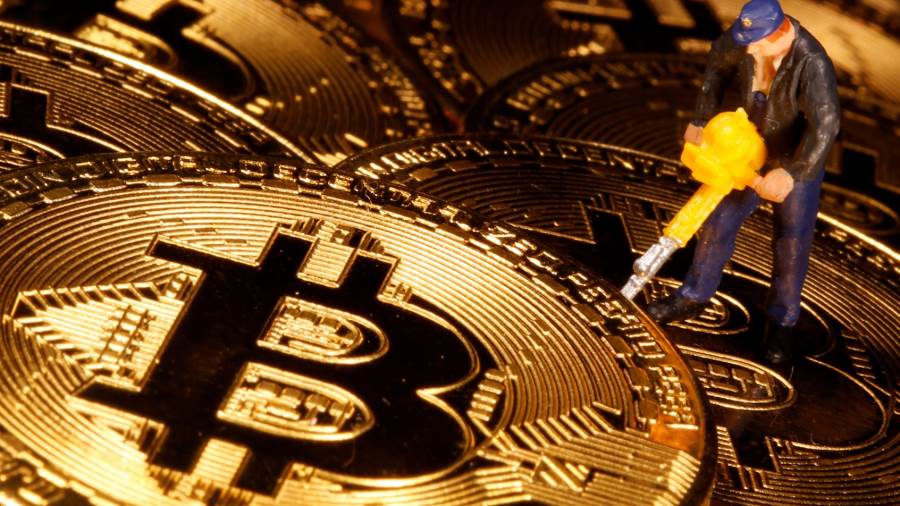 انخفاض سعر العملة الرقمية بيتكوين إلى أدنى مستوياتها في أسبو