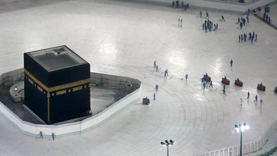 رئاسة الحرمين تكشف مراحل تنظيف سطح الكعبة رئاسة الحرمين تكشف مراحل تنظيف سطح الكعبة