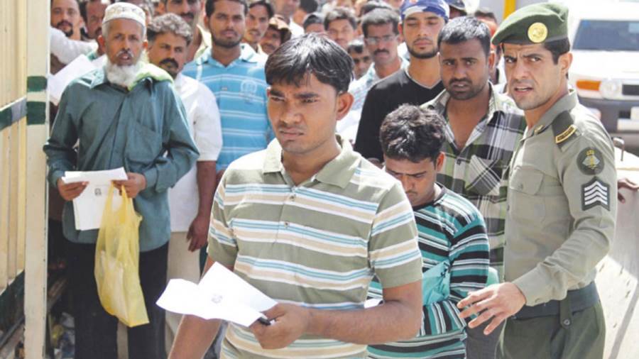 السعودية تربط منح تأشيرة العمل للوافدين باجتياز اختبار المها