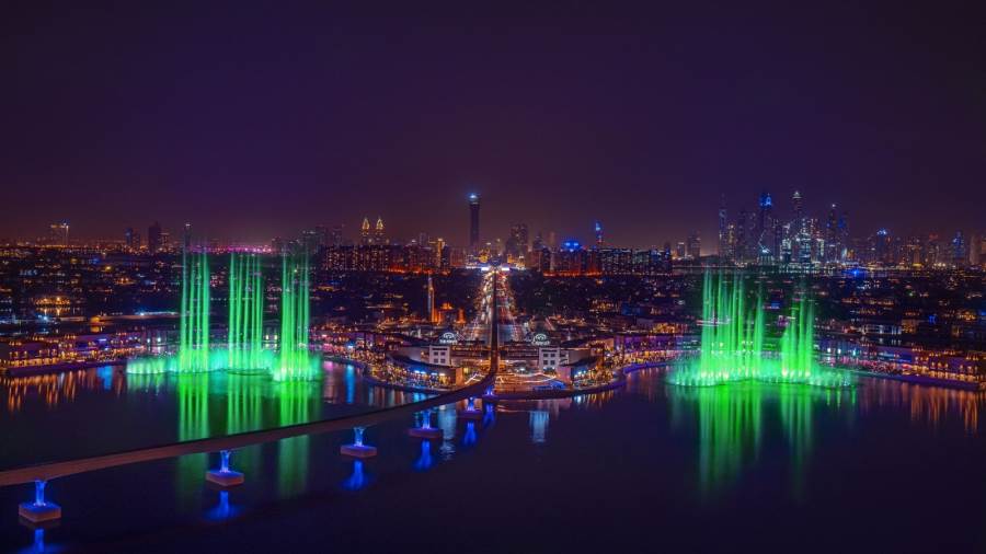 نخلة جميرا تضيء أكبر نافورة في العالم باللون الأخضر احتفالا 