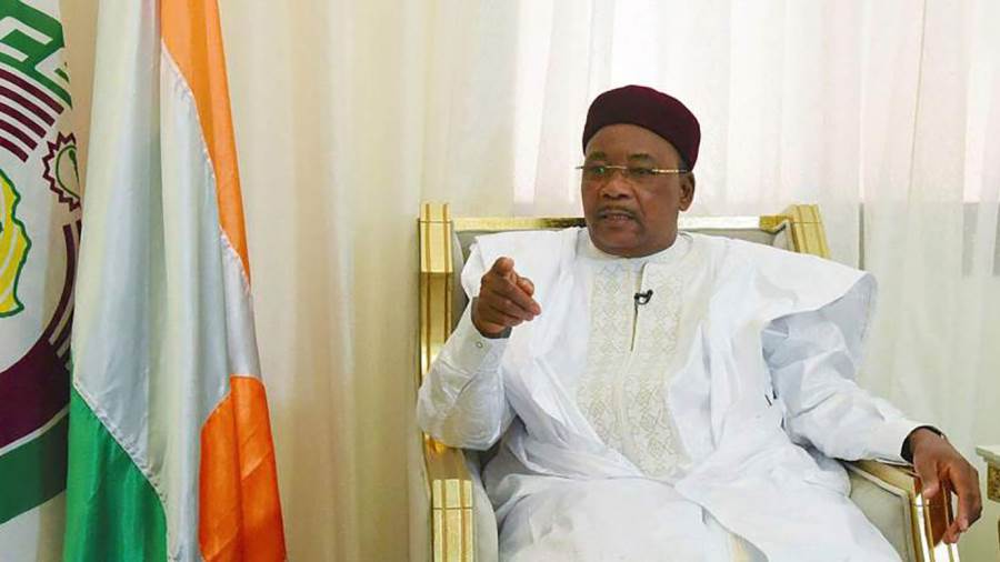 رئيس دولة يتخلى عن منصبهللفوز بجائزة الإنجاز في القيادة السي