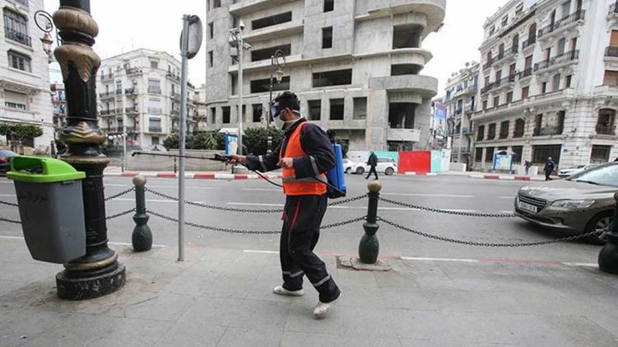 الجزائر تمدد فرض حظر التجوال في 16 محافظة