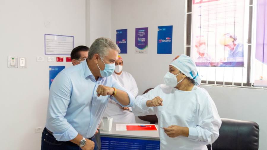 رئيس كولومبيا يعلن استعداده لتلقي لقاح أسترازينيكا لإثبات أم